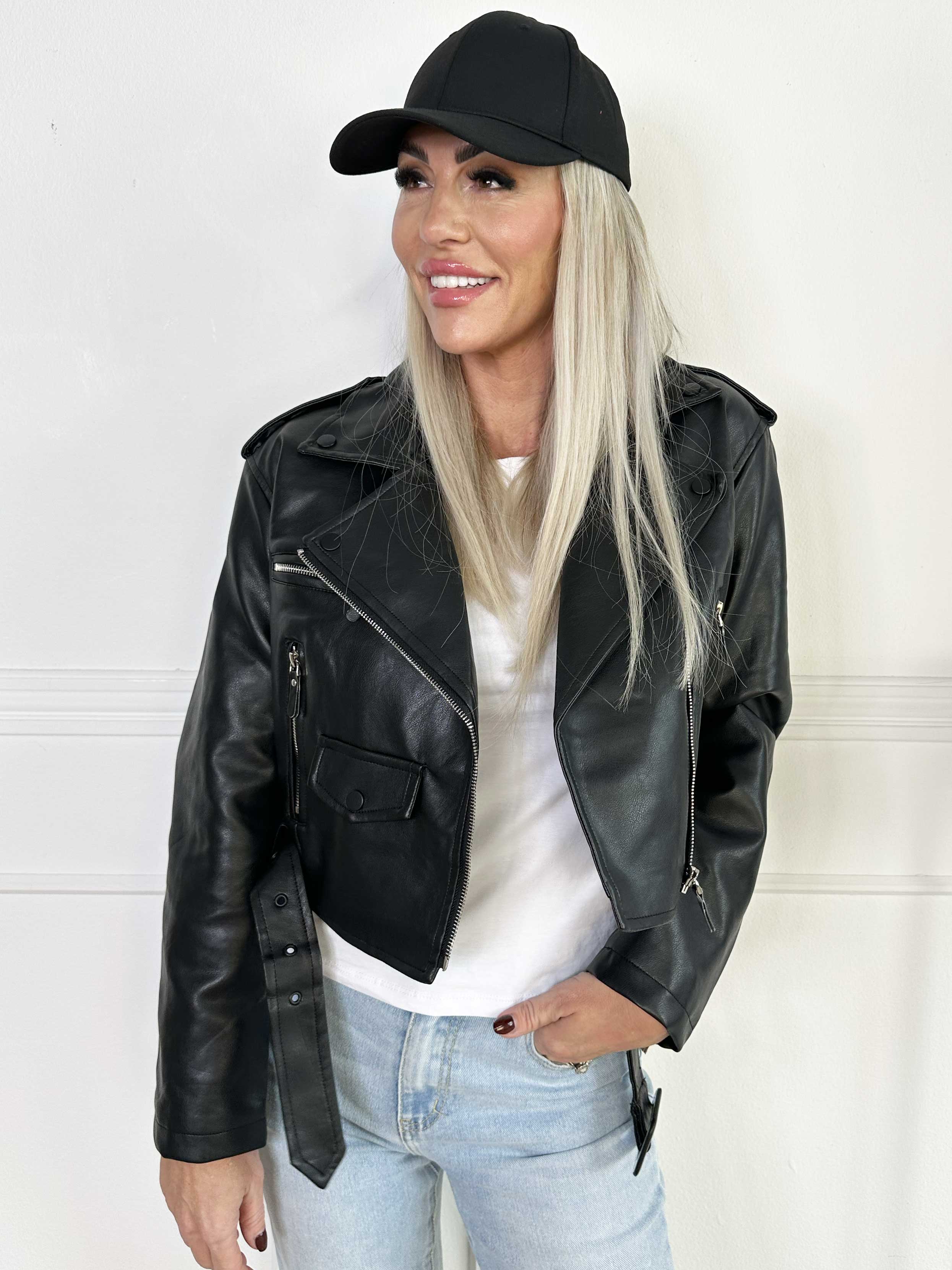 Ellis - Jacka i läderlook med bälte och dragkedja